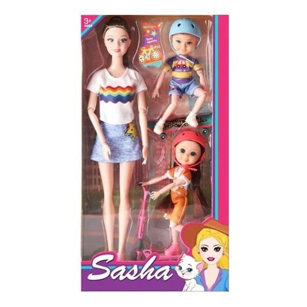 Muñeca Sasha Niñera con Articulaciones que se Doblan Incluye Dos Niños de Juguetes con Scooter, Patineta y Dos Cascos de Plástico